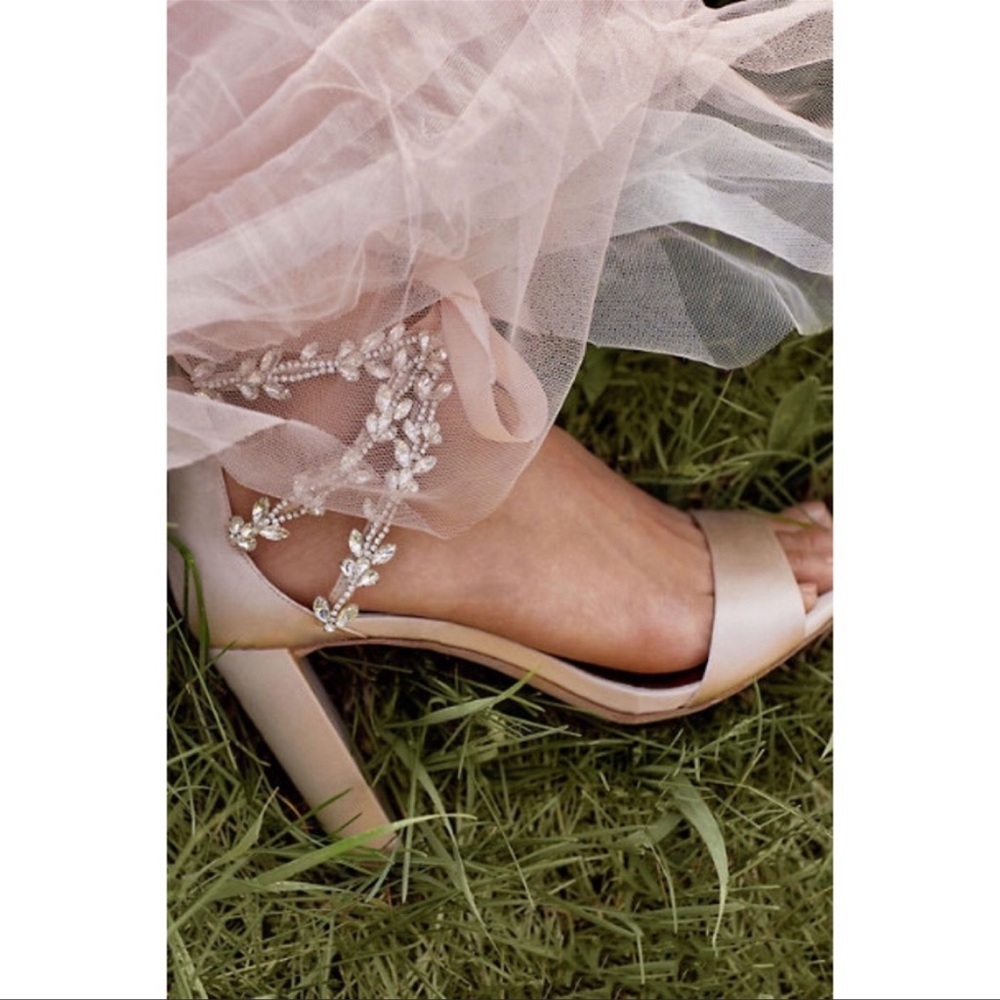 Badgley Mischka Neutral Champagne Ever After Stacked Heel Satin Bridal NWOT 10